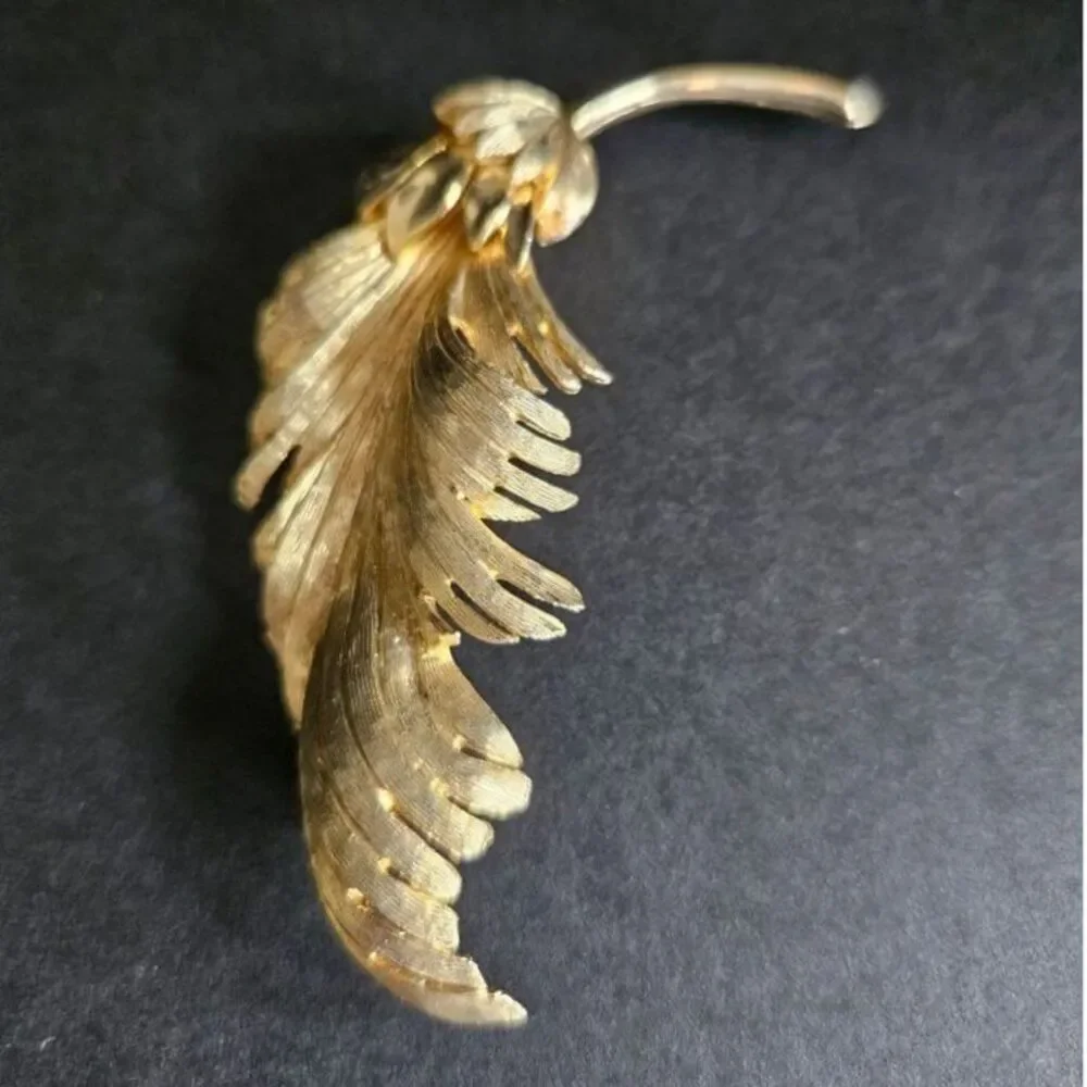Vintage Ledo 1963 gold tone feather brooch